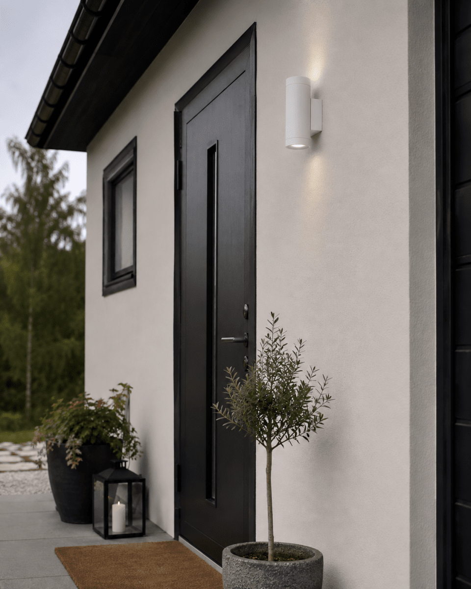 Oden Duo Hvid udendørslampe Fra Lampan - Lampan lyser fint b&aring;de upp och ner p&aring; v&auml;ggen.