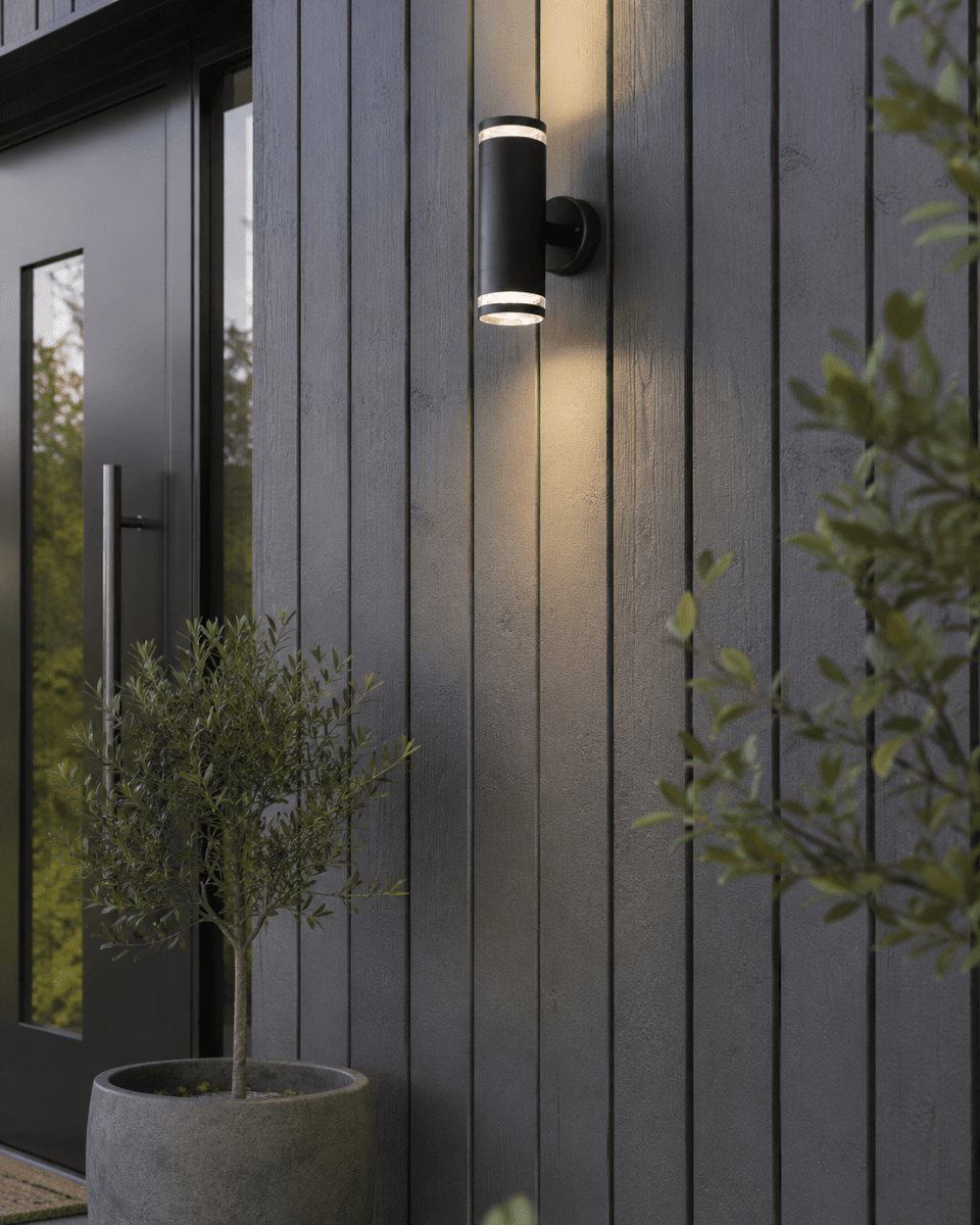 Cylinder Duo Sort udendørslampe Fra Lampan - Lampan lyser fint b&aring;de upp och ner p&aring; v&auml;ggen.