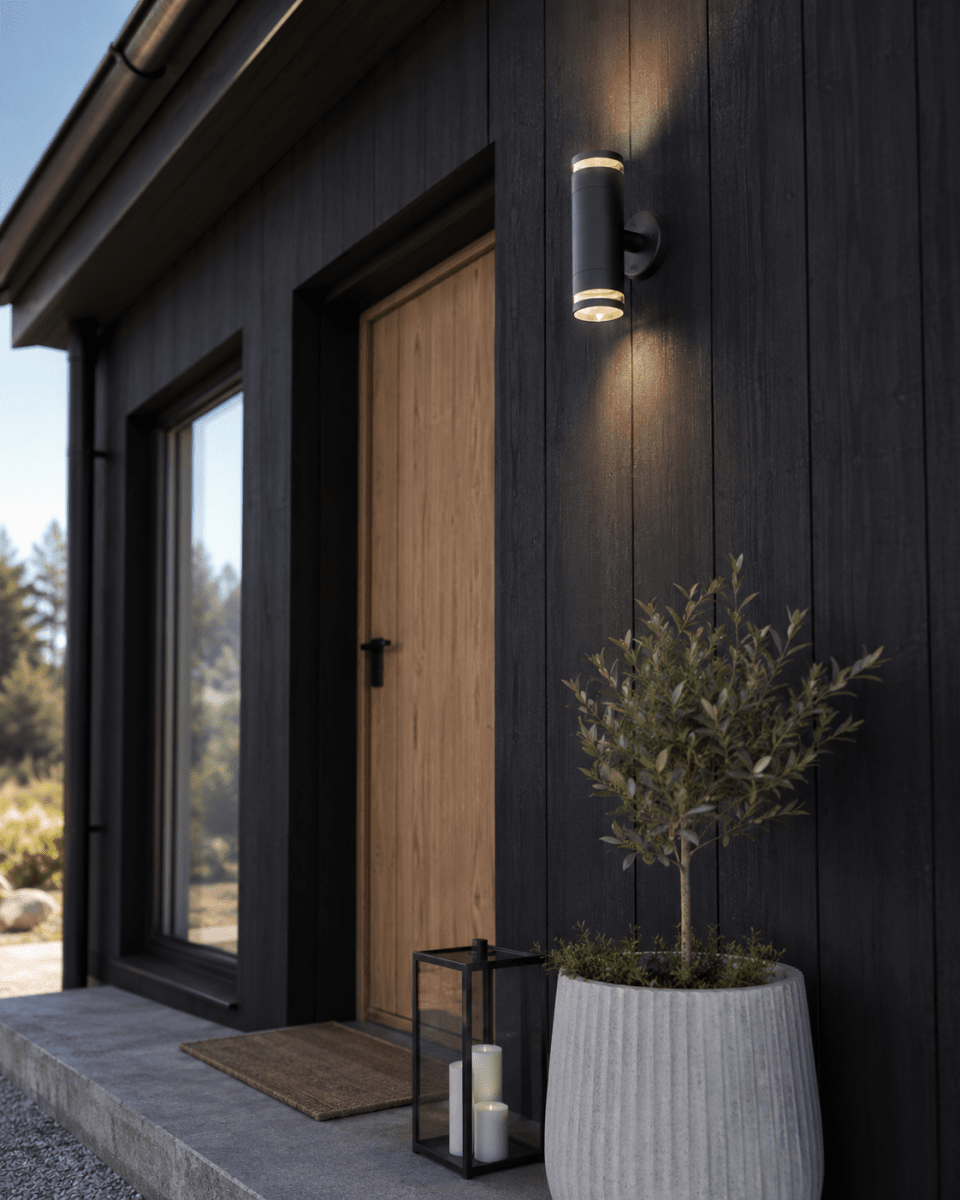 Cylinder Duo Antracit udendørslampe Fra Lampan - Lampan lyser fint b&aring;de upp och ner p&aring; v&auml;ggen.