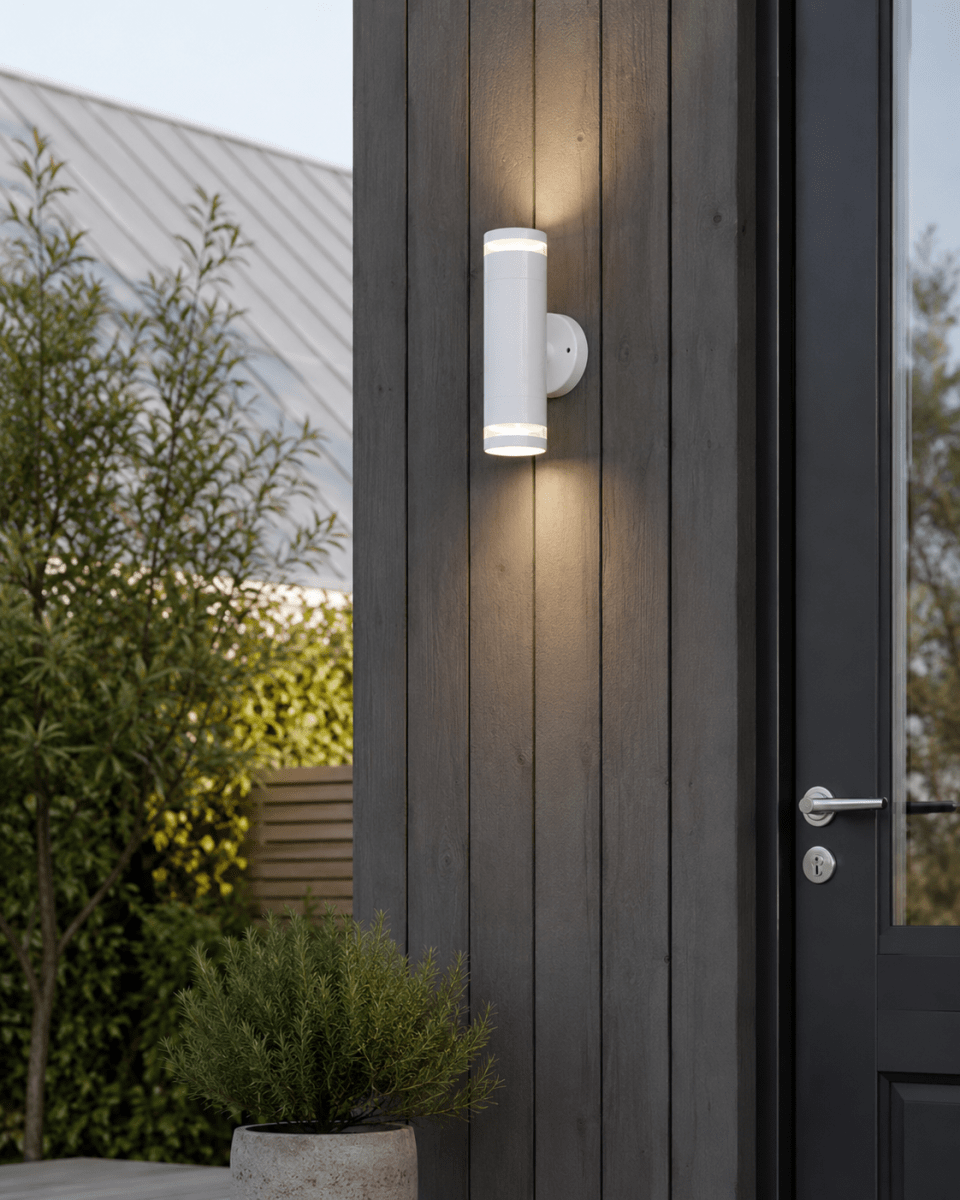 Cylinder Duo Hvid udendørslampe Fra Lampan - Lampan lyser fint b&aring;de upp och ner p&aring; v&auml;ggen.