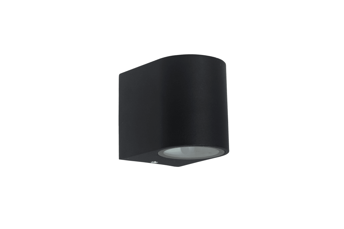 Tor Single Sort udendørslampe Fra Lampan - Lampan lyser fint ner p&aring; v&auml;ggen och skapar en h&auml;rlig atmosf&auml;r.