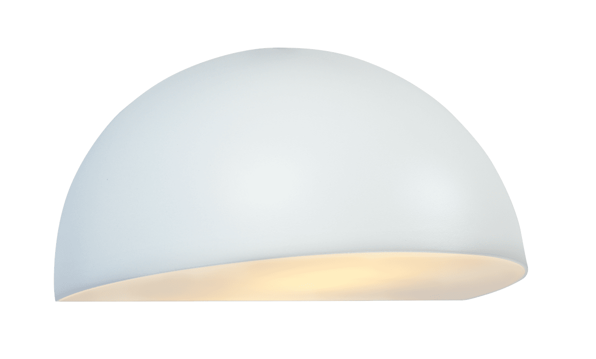 Karlskrona Hvid udendørslampe Fra Nordic Lighting - Lampen lyser flot ned p&aring; facaden.