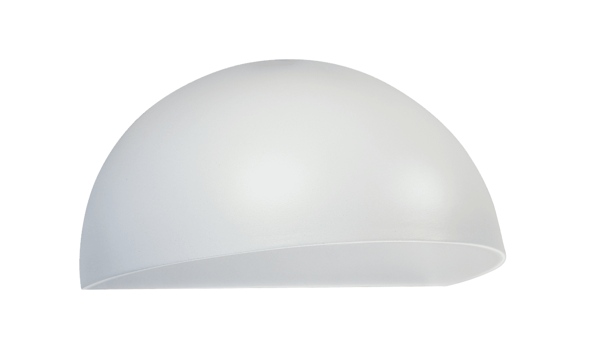 Karlskrona Hvid udendørslampe Fra Nordic Lighting - Lampen lyser flot ned p&aring; facaden.