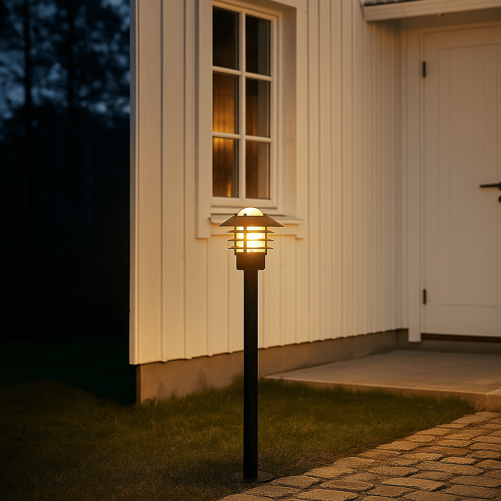 Ystad 100cm Sort pullerter Fra Nordic Lighting - Ystad er en klassisk pullert i sort rustfrit st&aring;l med klare glaselementer.