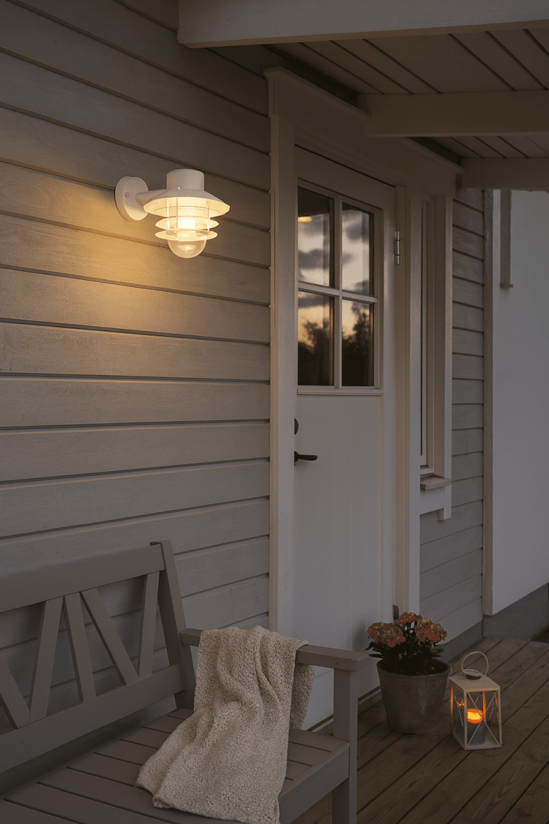 Ystad Hvid udendørslampe Fra Nordic Lighting - Ystad v&aelig;glampe er en klassisk og stilfuld udend&oslash;rslampe i rustfrit st&aring;l med klart glas.