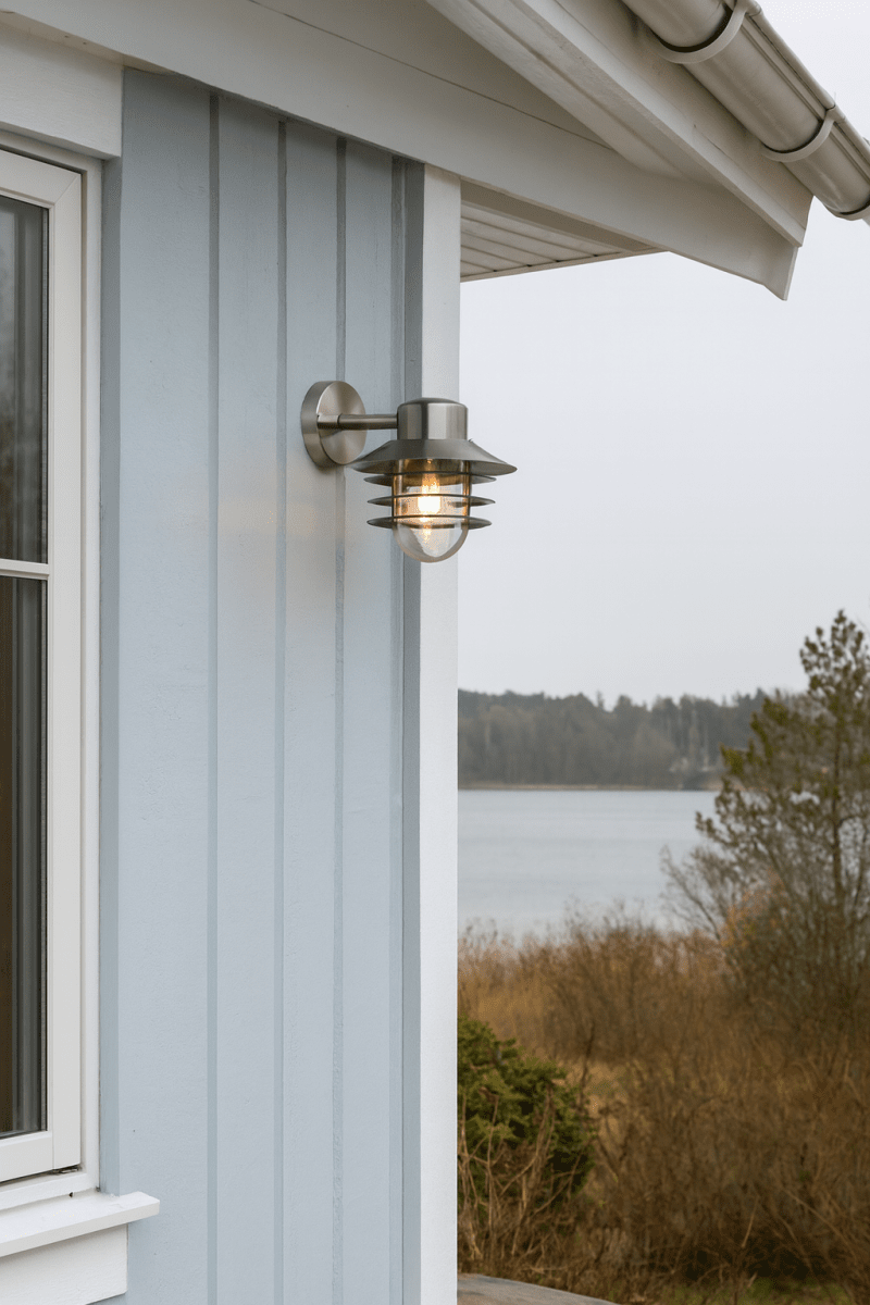 Ystad Børstet stål udendørslampe Fra Nordic Lighting - Ystad v&aelig;glampe er en klassisk og stilfuld udend&oslash;rslampe i rustfrit st&aring;l med klart glas.