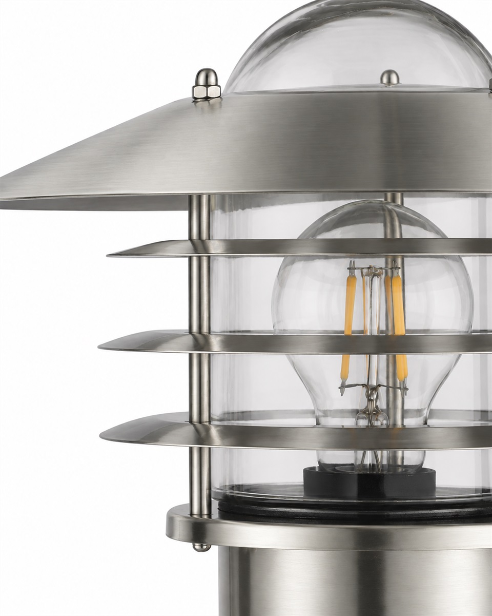 Kalmar Børstet stål udendørslampe Fra Nordic Lighting - Kalmar v&aelig;glampe er en klassisk og stilfuld udend&oslash;rslampe i aluminium med klart glas.
