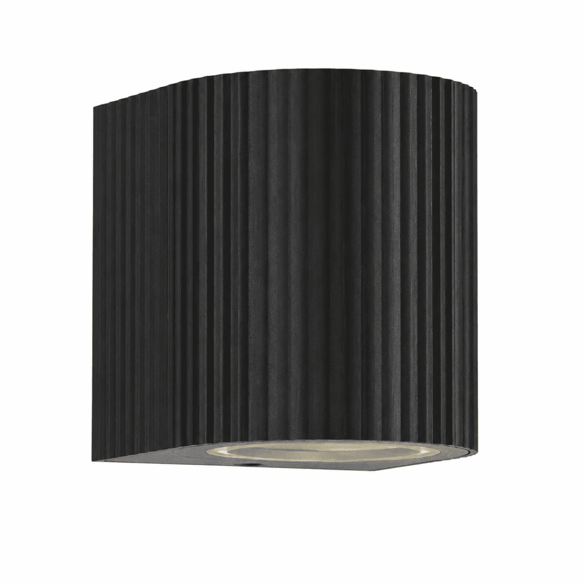 Freja Single Sort udendørslampe Fra Lampan - Lavet af sortlakeret metal med en dekorativ ribbet struktur, der giver lampen et livligt og eksklusivt udseende.