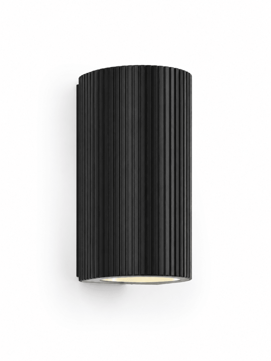 Freja Duo Sort udendørslampe Fra Lampan - Lyset er rettet b&aring;de opad og nedad og skaber en smuk lyseffekt, der fremh&aelig;ver facaden og giver et indbydende indtryk.