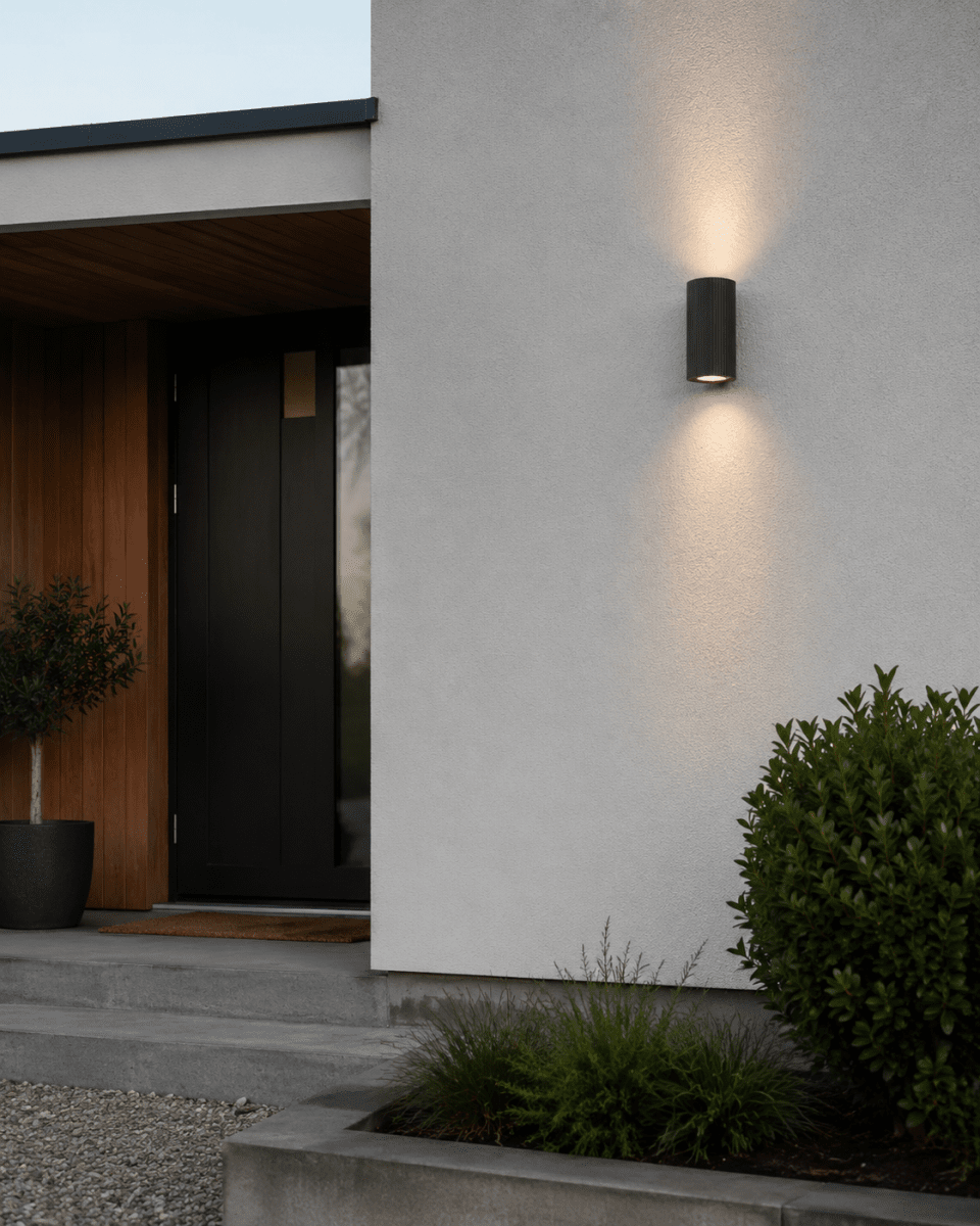 Freja Duo Antracit udendørslampe Fra Lampan - Lyset rettes b&aring;de opad og nedad og skaber en smuk lyseffekt, der fremh&aelig;ver facaden og giver et indbydende indtryk.