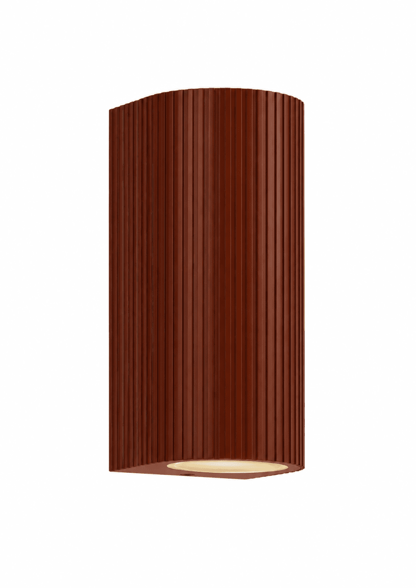 Freja Duo Rust udendørslampe Fra Lampan - Fremstillet af metal i en rust/orange finish med en dekorativ ribbet struktur, der giver lampen et levende og eksklusivt udseende.