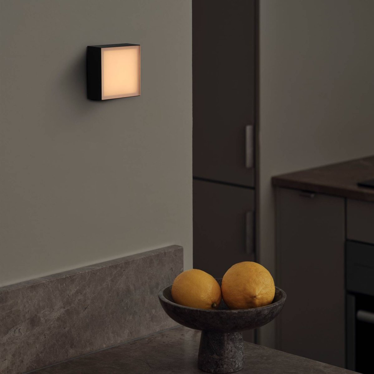 LAMP 1 - EU Sort Fra Avolt - Denne praktiske lille lampe tilsluttes direkte til stikkontakten (230V) og er perfekt som natlampe eller stemningsbelysning i gangen, soveværelset eller andre rum, hvor du ønsker et blødt lys.