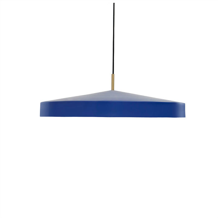 Hatto Ø65 Blå loftslampe Fra OYOY - Hatto-pendlen i blå har et stilfuldt design med en mat finish, elegante messingdetaljer og en tekstilledning.