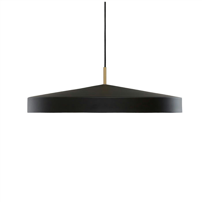 Hatto Ø65 Sort loftslampe Fra OYOY - Hatto pendellampen i sort har et stilfuldt design med en mat finish, elegante messingdetaljer og en tekstilledning.