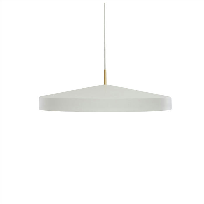 Hatto Ø65 Hvid loftslampe Fra OYOY - Hatto pendellampen i hvid har et stilfuldt design med en mat finish, elegante messingdetaljer og en tekstilledning.