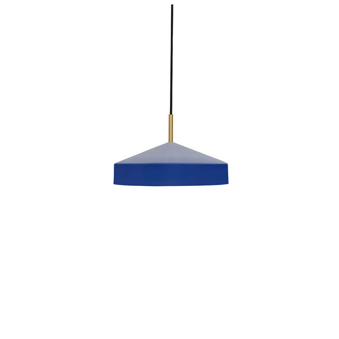 Hatto Ø30 Blå loftslampe Fra OYOY - Hatto-pendlen i bl&aring; har et stilfuldt design med en mat finish, elegante messingdetaljer og en tekstilledning.