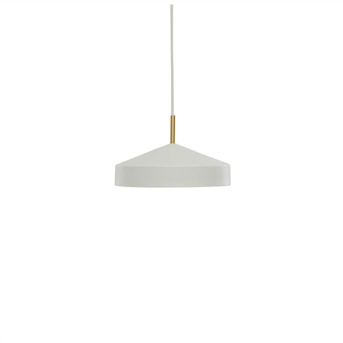 Hatto Ø30 Hvid loftslampe Fra OYOY - Hatto pendellampen i hvid har et stilfuldt design med en mat finish, elegante messingdetaljer og en tekstilledning.