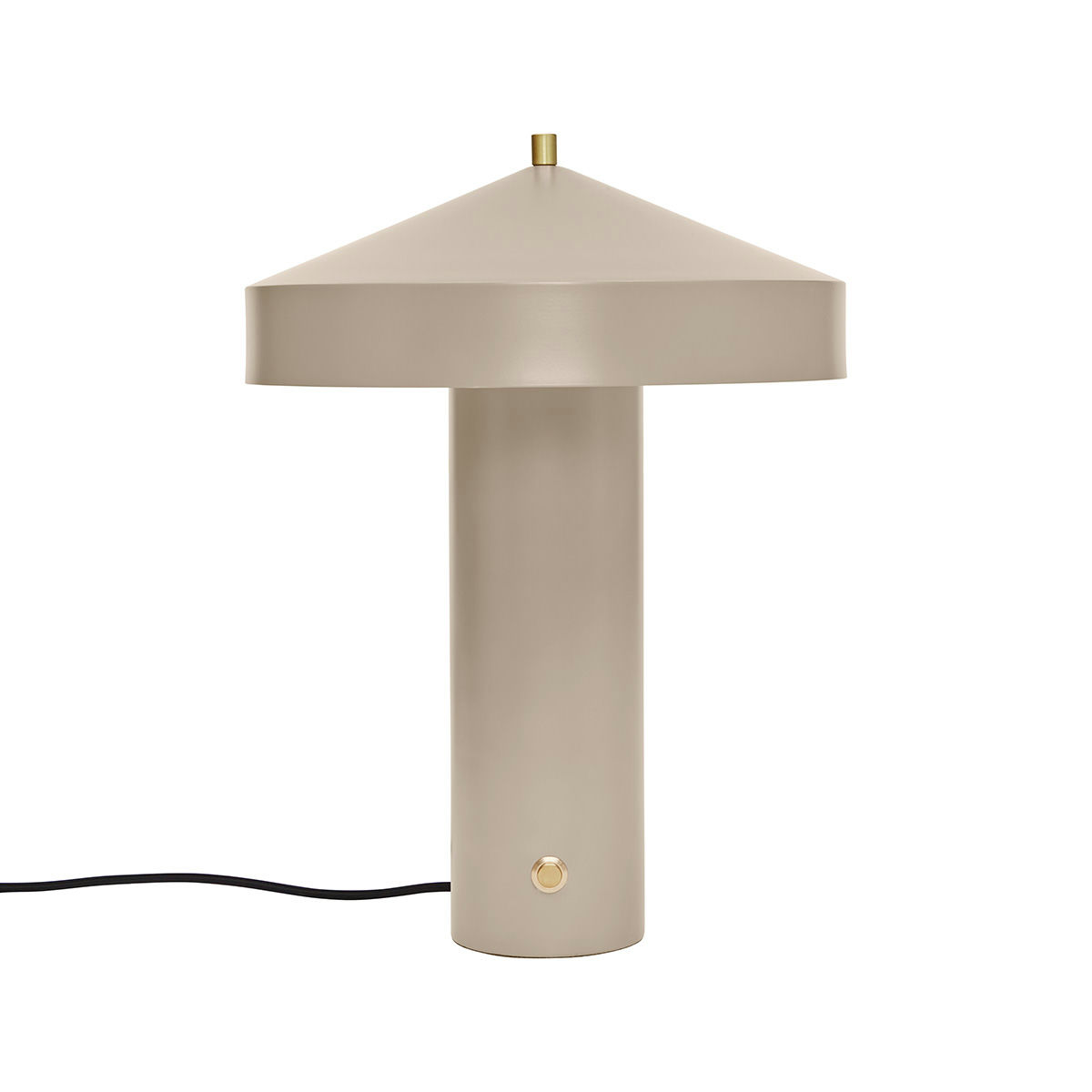 Hatto 40cm Beige bordlampe Fra OYOY - Lampen er en del af den populære Hatto-serie og fås i flere moderne farver.