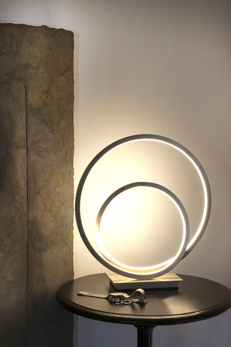 Loop 37cm Stål bordlampe Fra Aneta Lighting - Integreret 14W LED, der kan dæmpes med en 3-trins lysdæmper p&aring; lampefoden.