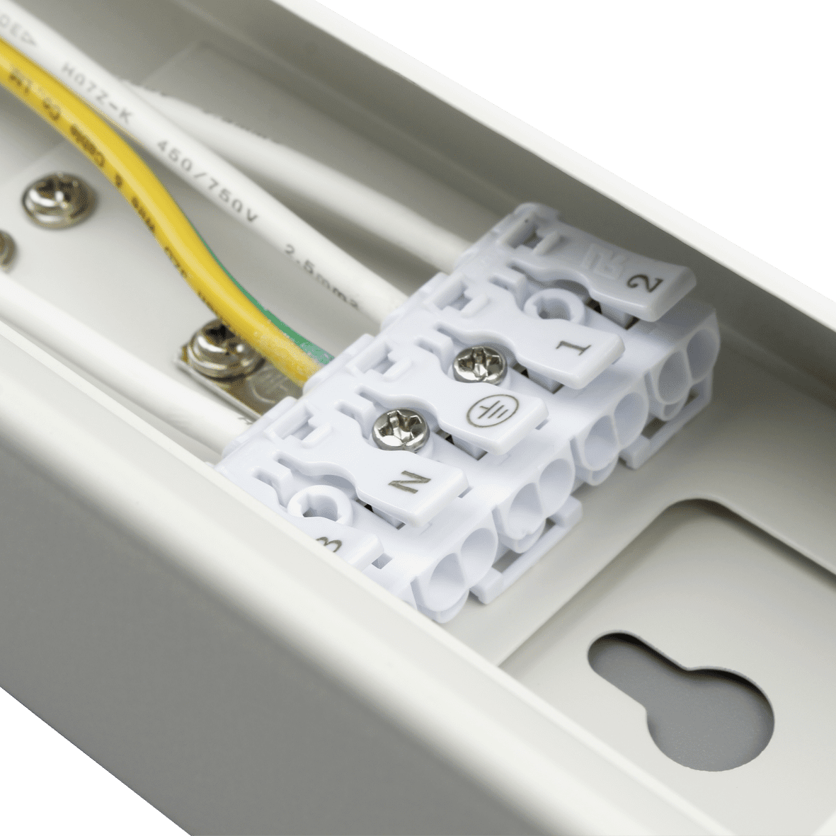 Liny Basic 4000K 130cm Hvid Fra Designlight - Liny Basic er en robust og energieffektiv industriarmatur med LED-teknologi, designet til generel belysning i industrielle og forretningsm&aelig;ssige milj&oslash;er, hvor hvidt lys &oslash;nskes.