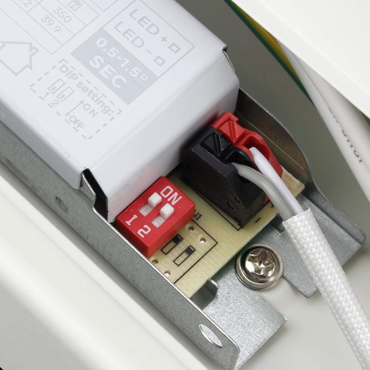 Liny Basic 3000K 130cm Hvid Fra Designlight - Liny Basic er en robust og energieffektiv industriarmatur med LED-teknologi, designet til generel belysning i industrielle og forretningsm&aelig;ssige milj&oslash;er, hvor varmt hvidt lys &oslash;nskes.
