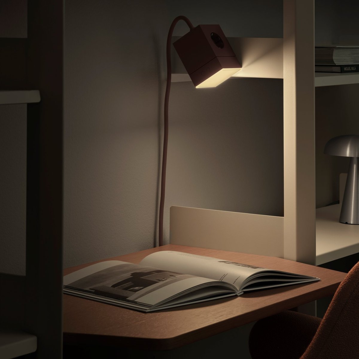 LAMP 1 - EU Bourgogne Fra Avolt - Denne praktiske lille lampe tilsluttes direkte til stikkontakten (230V) og er perfekt som natlampe eller stemningsbelysning i gangen, soveværelset eller andre rum, hvor du ønsker et blødt lys.