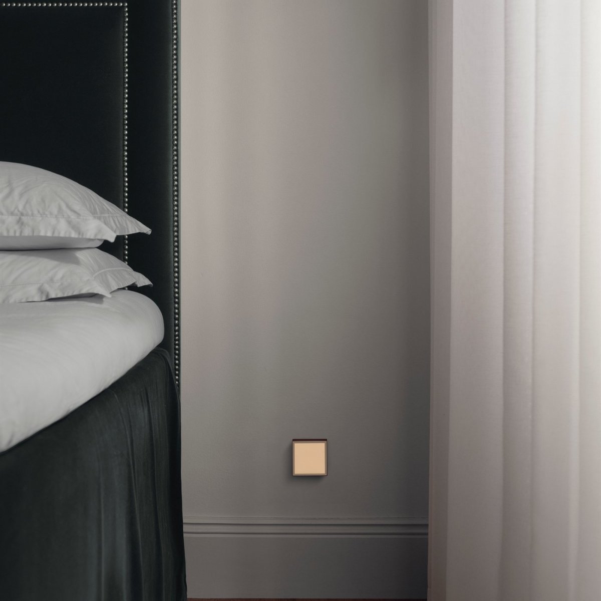 LAMP 1 - EU Bourgogne Fra Avolt - Denne praktiske lille lampe tilsluttes direkte til stikkontakten (230V) og er perfekt som natlampe eller stemningsbelysning i gangen, soveværelset eller andre rum, hvor du ønsker et blødt lys.