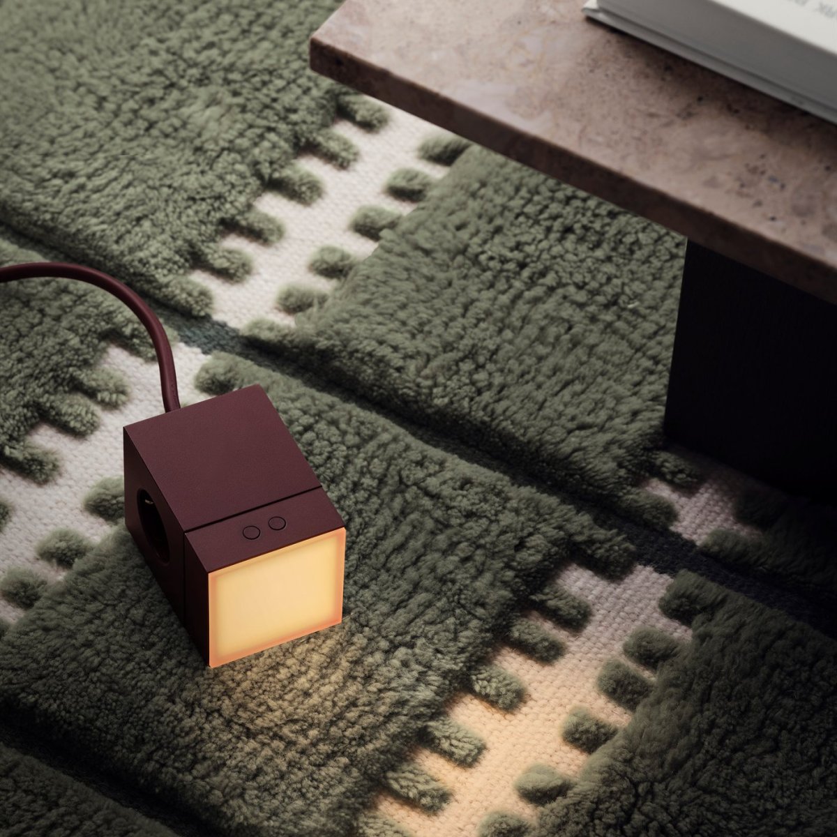 LAMP 1 - EU Bourgogne Fra Avolt - Denne praktiske lille lampe tilsluttes direkte til stikkontakten (230V) og er perfekt som natlampe eller stemningsbelysning i gangen, soveværelset eller andre rum, hvor du ønsker et blødt lys.