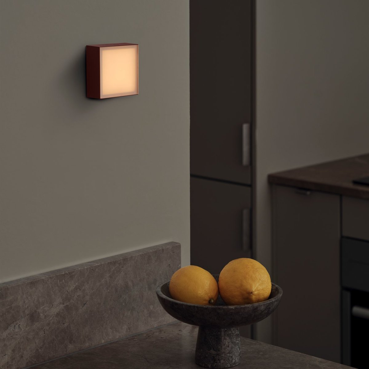 LAMP 1 - EU Bourgogne Fra Avolt - Denne praktiske lille lampe tilsluttes direkte til stikkontakten (230V) og er perfekt som natlampe eller stemningsbelysning i gangen, soveværelset eller andre rum, hvor du ønsker et blødt lys.