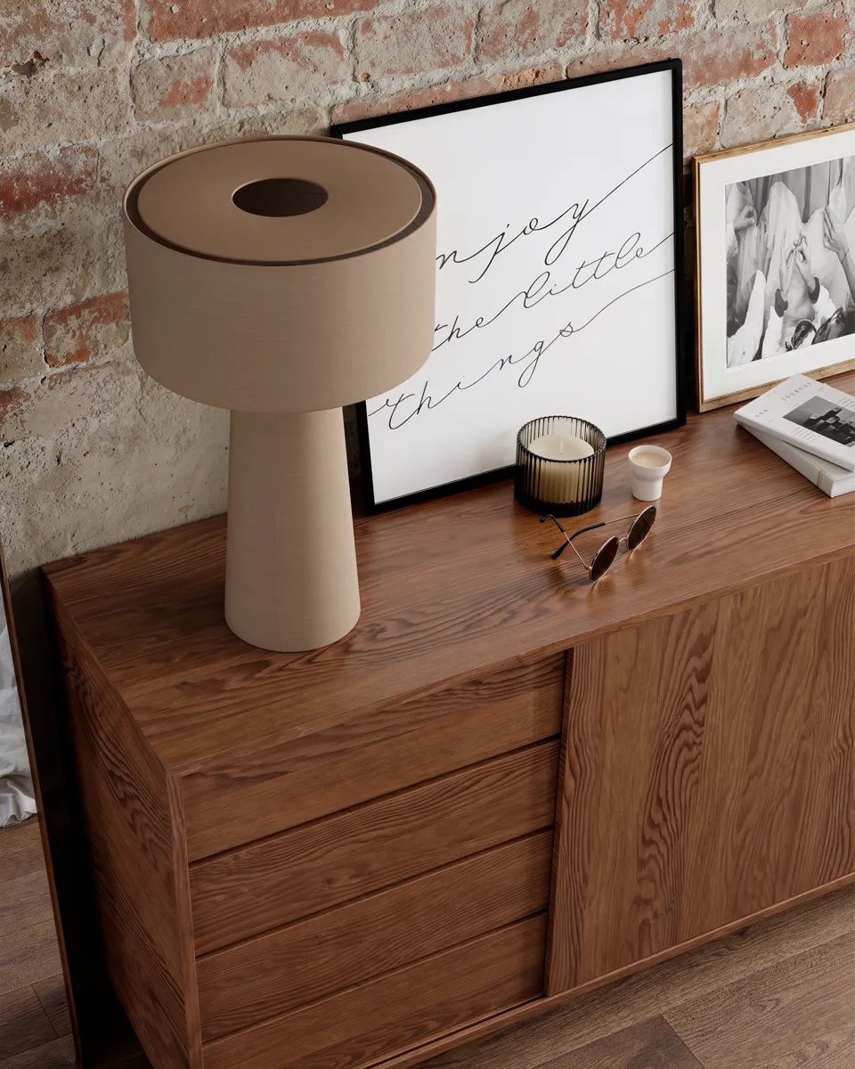 Linum 50cm Beige bordlampe Fra By Rydéns - Linum er en stilfuld og dekorativ bordlampe i beige h&oslash;r, der skaber et bl&oslash;dt og harmonisk udtryk i hjemmet.