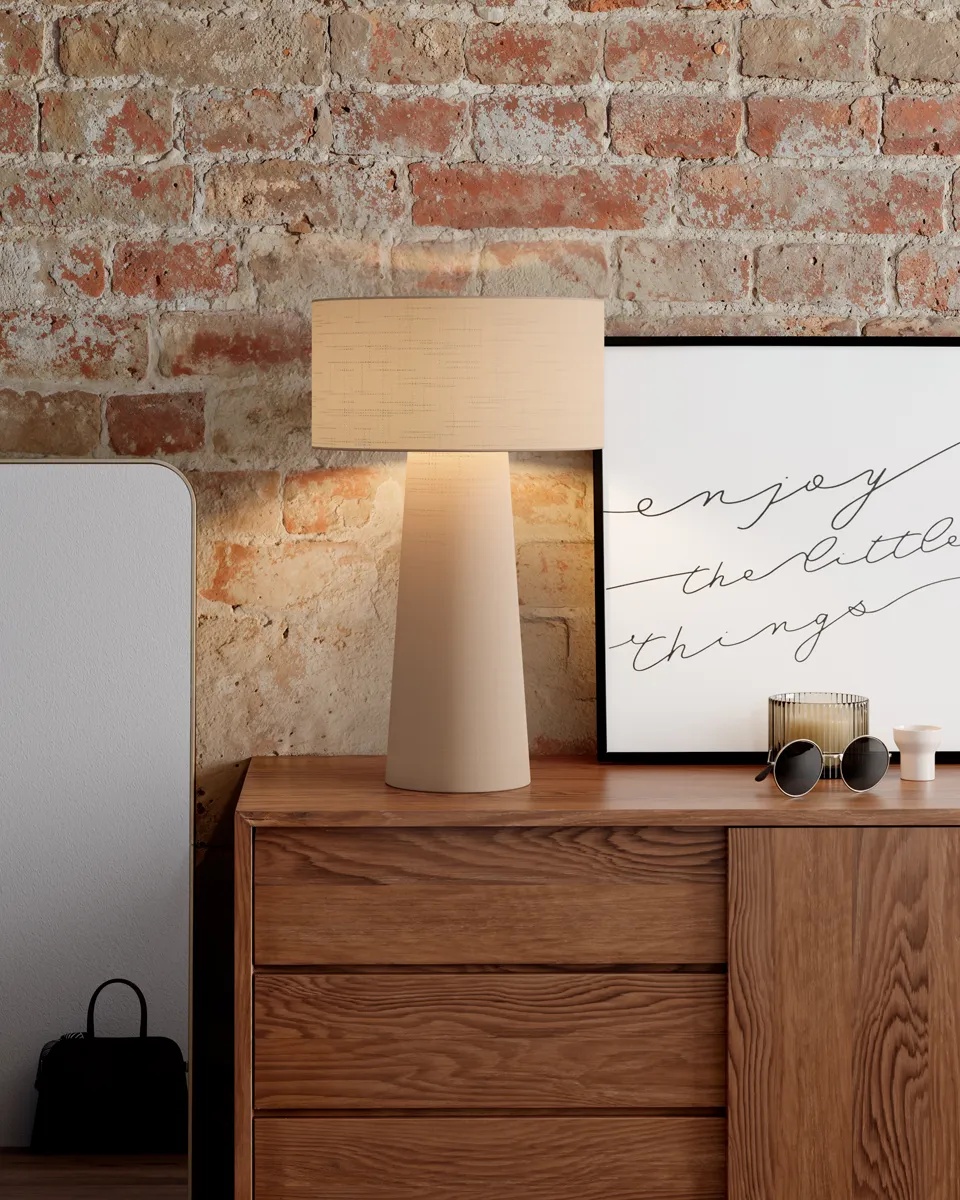 Linum 50cm Beige bordlampe Fra By Rydéns - Linum er en stilfuld og dekorativ bordlampe i beige h&oslash;r, der skaber et bl&oslash;dt og harmonisk udtryk i hjemmet.