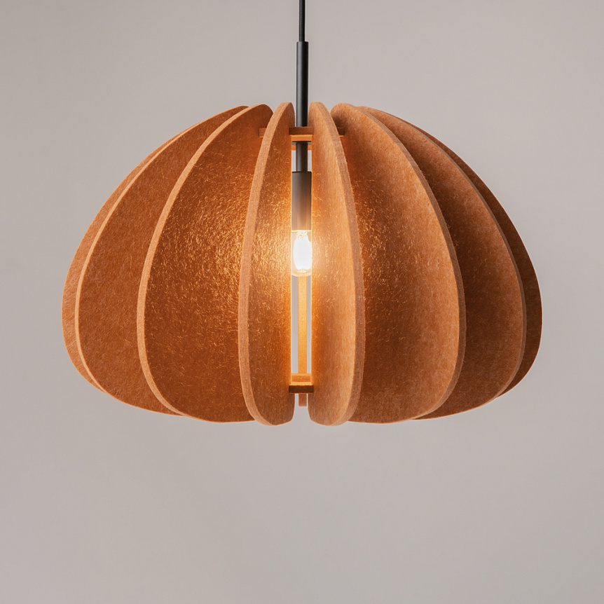 Cambio Ø48 Orange loftslampe Fra Maytoni - Serien f&aring;s i flere farver og former og kan h&aelig;nges i h&oslash;je rum takket v&aelig;re det 3 meter lange kabel &ndash; Perfekt til kreative lysinstallationer, der afspejler stemningen i rummet.