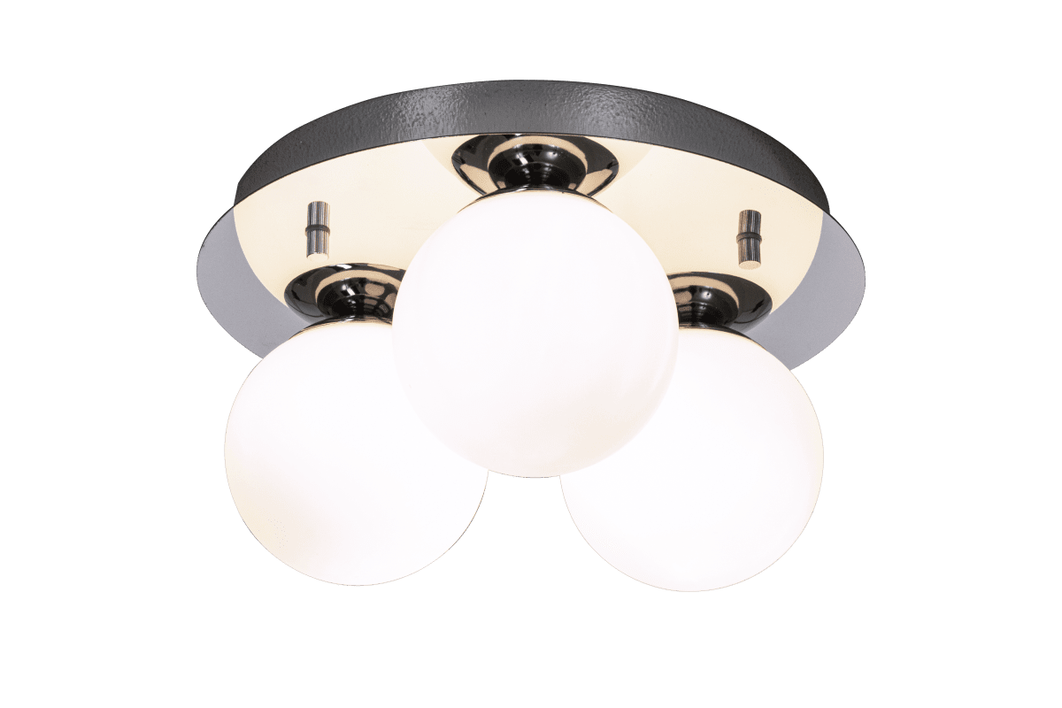 Nicosia Ø25 Chrom badeværelseslampe Fra Aneta Lighting - Nicosia loftslampe krom med opalhvide kugler.