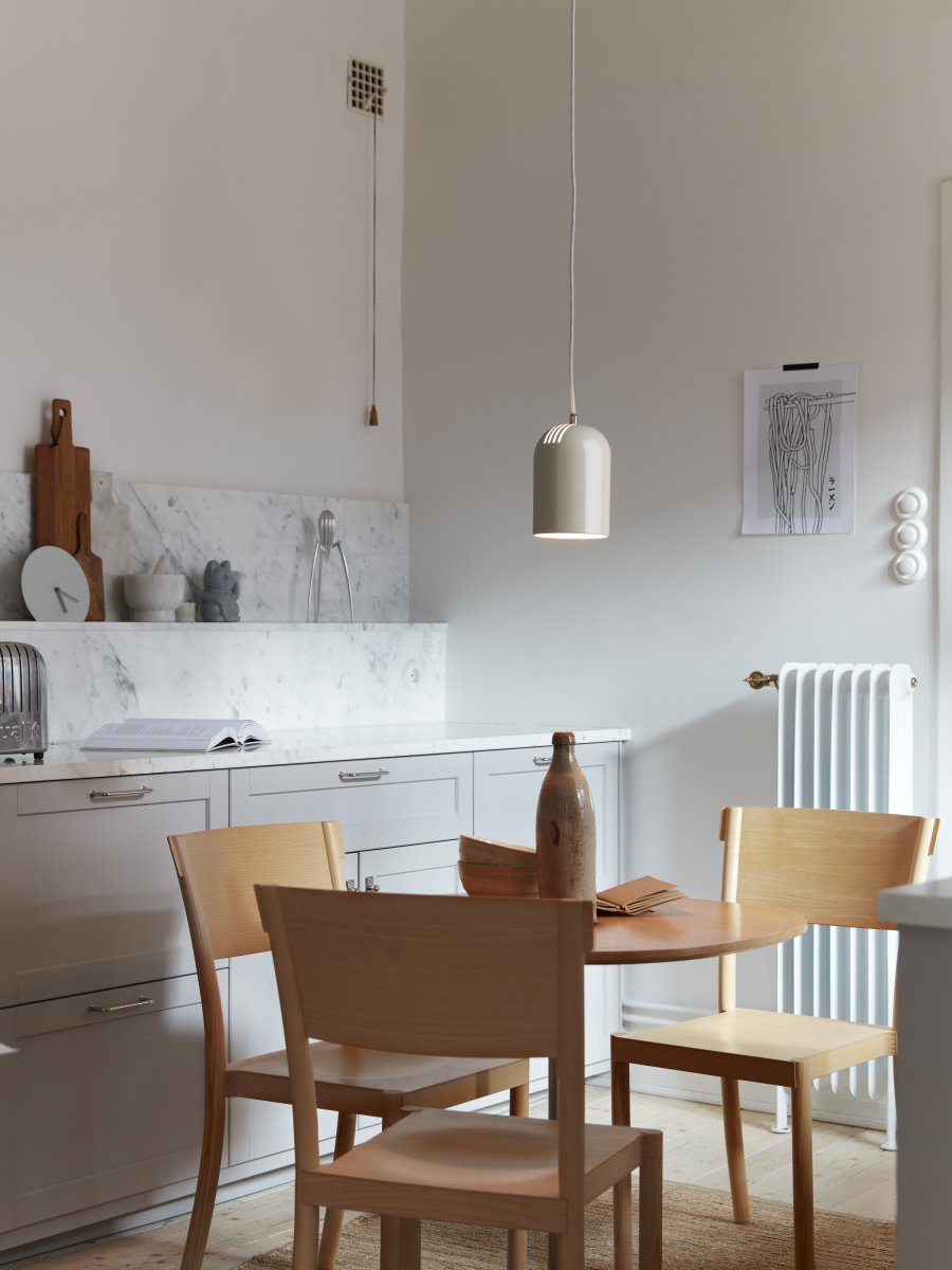 Lennon Ø12 Beige vindueslampe Fra CO Bankeryd - Lampen kan h&aelig;nges alene over et arbejdsbord i k&oslash;kkenet, i et vindue eller i en gruppe over spisebordet.