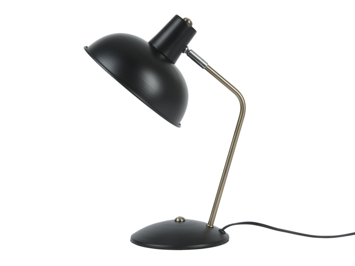 Hood 38cm Sort skrivebordslampe Fra Leitmotiv - Den bev&aelig;gelige sk&aelig;rm med hvid inderside giver en j&aelig;vn og behagelig lysfordeling, perfekt til l&aelig;sning eller arbejde.