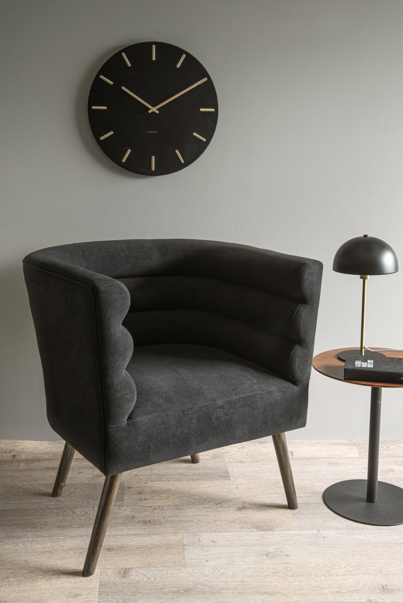 Bonnet 40cm Sort bordlampe Fra Leitmotiv - Den sorte skærm sammen med elegante messingdetaljer skaber et stilfuldt og trendy udtryk, mens lampen spreder et varmt og behageligt lys.