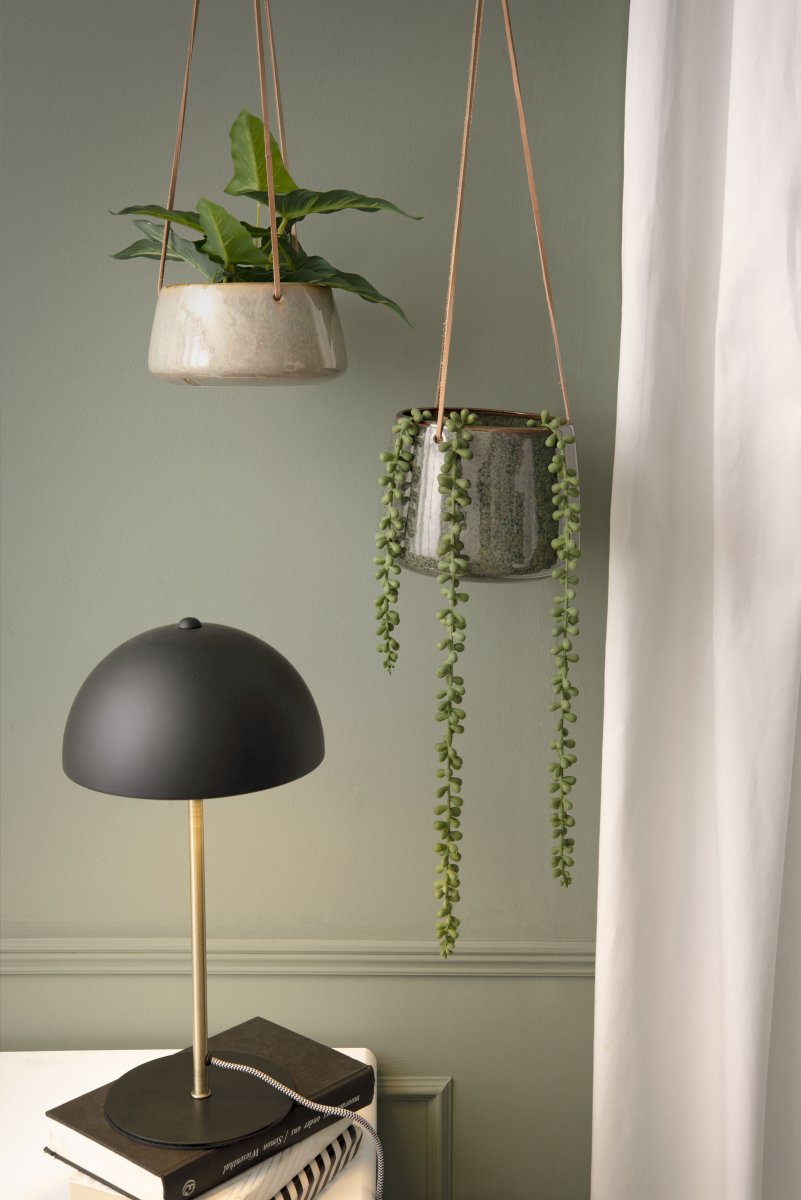 Bonnet 40cm Sort bordlampe Fra Leitmotiv - Den sorte skærm sammen med elegante messingdetaljer skaber et stilfuldt og trendy udtryk, mens lampen spreder et varmt og behageligt lys.