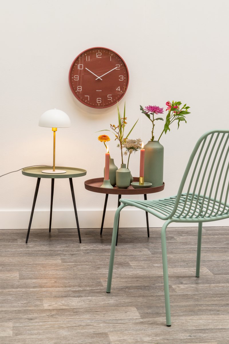 Bonnet 40cm Hvid bordlampe Fra Leitmotiv - Den hvide skærm sammen med elegante messingdetaljer skaber et stilfuldt og trendy udtryk, mens lampen spreder et varmt og behageligt lys.