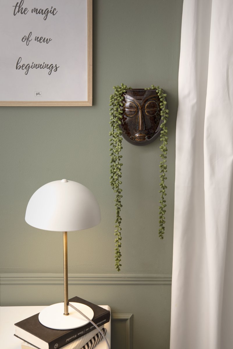 Bonnet 40cm Hvid bordlampe Fra Leitmotiv - Den hvide skærm sammen med elegante messingdetaljer skaber et stilfuldt og trendy udtryk, mens lampen spreder et varmt og behageligt lys.