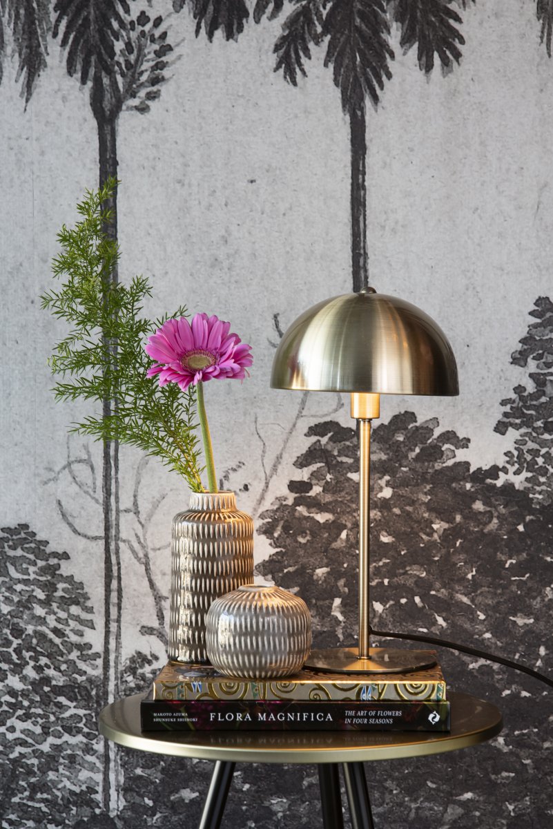 Bonnet 40cm Messing bordlampe Fra Leitmotiv - Den elegante messingfinish skaber et klassisk og tidløst udtryk, mens lampen spreder et varmt og behageligt lys.