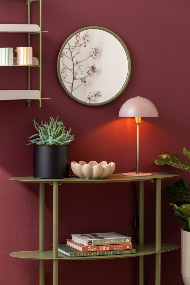 Bonnet 40cm Lyserød bordlampe Fra Leitmotiv - Den lyser&oslash;de sk&aelig;rm sammen med elegante messingdetaljer skaber et stilfuldt og trendy udtryk, mens lampen spreder et varmt og behageligt lys.