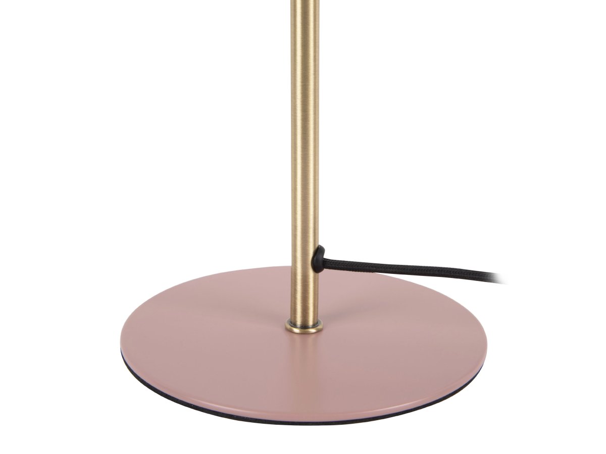 Bonnet 40cm Lyserød bordlampe Fra Leitmotiv - Den lyser&oslash;de sk&aelig;rm sammen med elegante messingdetaljer skaber et stilfuldt og trendy udtryk, mens lampen spreder et varmt og behageligt lys.