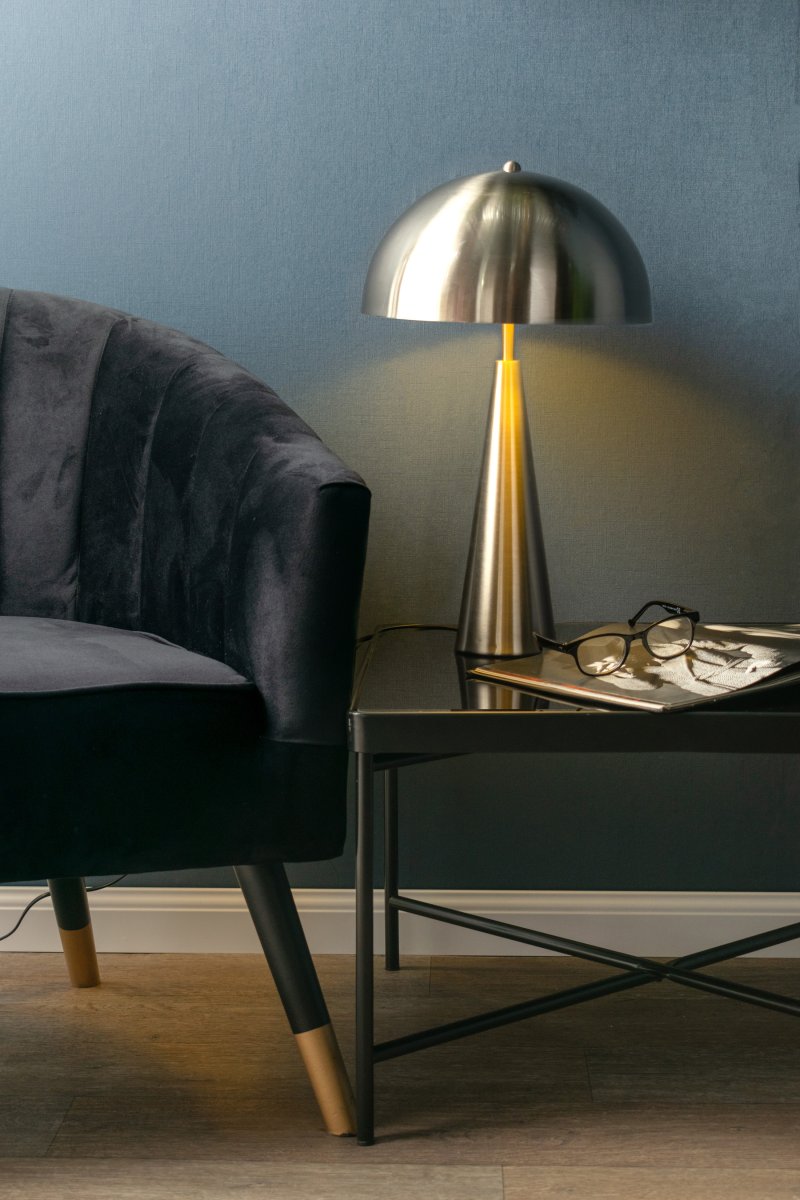 Sublime 50cm Børstet stål bordlampe Fra Leitmotiv - Skærmen giver et blændfrit lys og spreder lyset behageligt nedad, hvilket gør lampen perfekt som et stemningsfuldt lyspunkt i stuen.