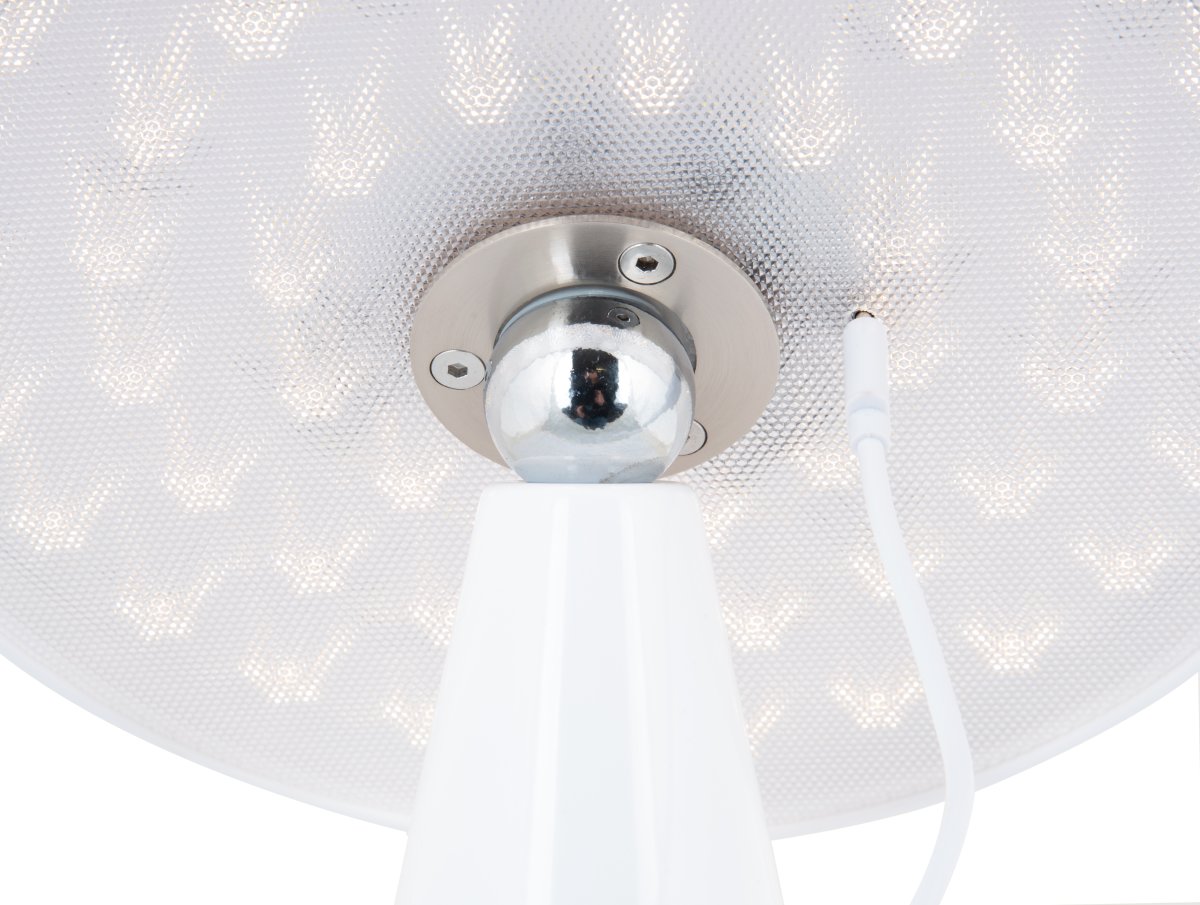 Phoebe LED 26cm Hvid bærbar Fra Leitmotiv - Lampen er 3-trins dæmpbar via touch-knappen på skærmen og giver op til 8 timers lys efter en fuld opladning.