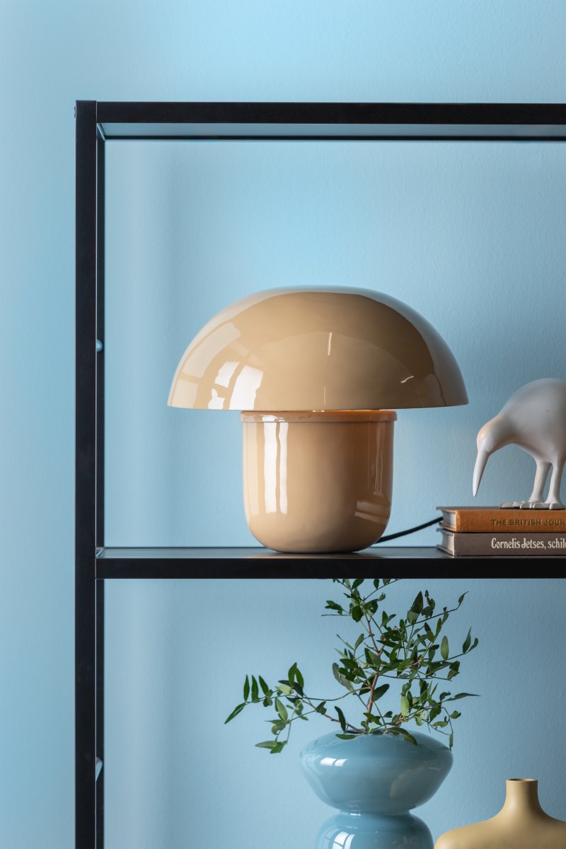 Mushroom 25cm Beige bordlampe Fra Leitmotiv - Den karakteristiske form sammen med den skinnende, emaljerede, bl&oslash;de lysebrune finish giver et moderne og udtryksfuldt indtryk.