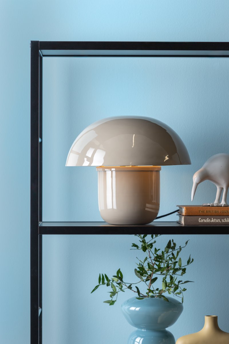 Mushroom 25cm Greige bordlampe Fra Leitmotiv - Den karakteristiske form sammen med den skinnende, emaljerede varmgrønne finish giver et moderne og udtryksfuldt indtryk.