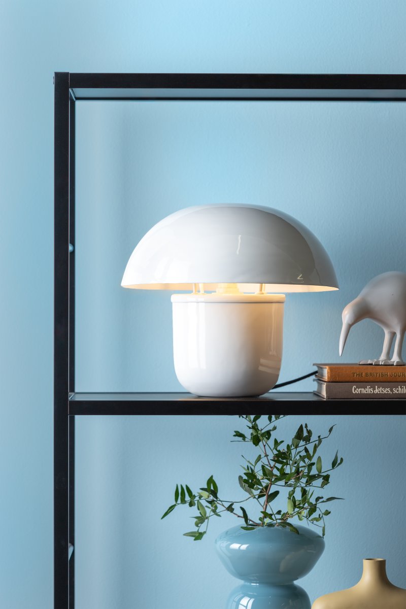 Mushroom 25cm Hvid bordlampe Fra Leitmotiv - Den karakteristiske form sammen med den skinnende, hvide emaljerede finish giver et moderne og udtryksfuldt indtryk.