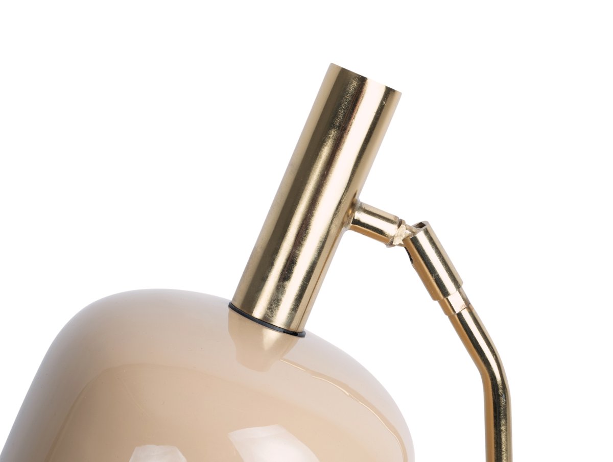 Smart 56cm Beige skrivebordslampe Fra Leitmotiv - Den skinnende, emaljerede finish i en blød beige skærm sammen med elegante gulddetaljer giver lampen et unikt og iøjnefaldende udtryk.