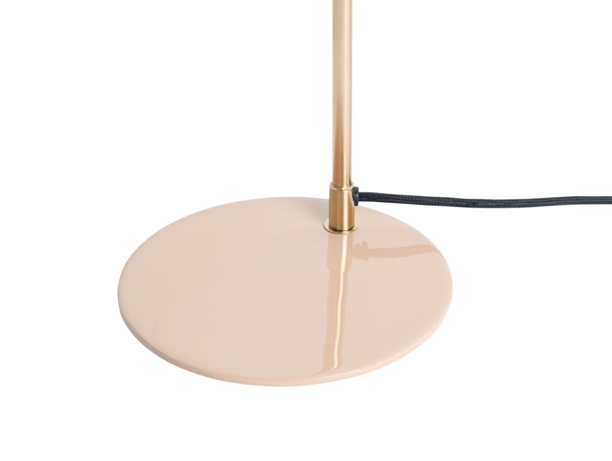 Smart 56cm Beige skrivebordslampe Fra Leitmotiv - Den skinnende, emaljerede finish i en blød beige skærm sammen med elegante gulddetaljer giver lampen et unikt og iøjnefaldende udtryk.