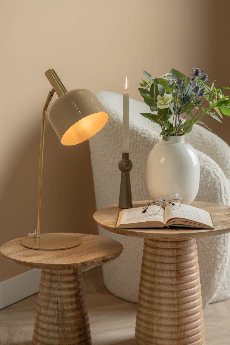 Smart 56cm Beige skrivebordslampe Fra Leitmotiv - Den skinnende, emaljerede finish i en blød beige skærm sammen med elegante gulddetaljer giver lampen et unikt og iøjnefaldende udtryk.